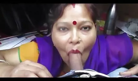 النادلة قصص سكس محارم مصرى مع مساعدة من الأموال في شكل